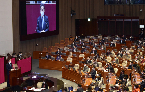 이낙연 더불어민주당 대표가 2일 국회 본회의에서 교섭단체 대표연설을 하고 있다. /권욱기자