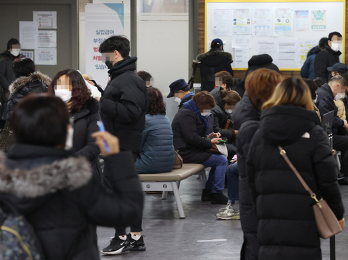 지난달 13일 서울 마포구 서울서부고용복지플러스센터에서 시민들이 실업급여 설명회를 듣거나 상담을 받기 위해 기다리고 있다. /연합뉴스