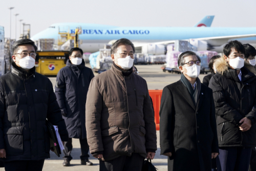 문재인 대통령이 3일 오전 인천국제공항 대한항공 화물터미널에서 열린 코로나19 백신 수송 모의훈련을 참관하고 있다./연합뉴스