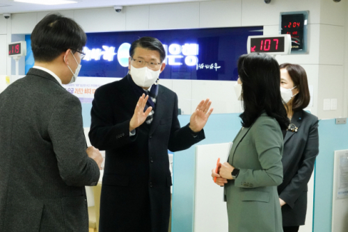 은성수 금융위원장이 소상공인 2차 금융지원 프로그램을 점검하기 위해 지난 20일 우리은행 서울 남대문시장 지점을 방문, 직원의 설명을 듣고 있다./사진 제공=금융위원회