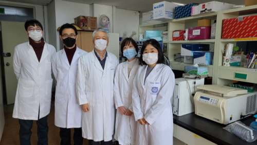 박경표(가운데) 서울대 치의학대학원 교수가 연구팀과 연구실에서 기념 촬영을 하고 있다.