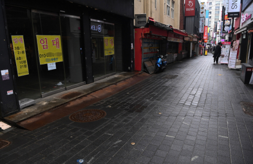 지난달 26일 관광객의 발길이 끊기고 상점들의 폐업이 이어지고 있는 서울 중구 명동거리가 을씨년스러운 모습을 보이고 있다./오승현기자