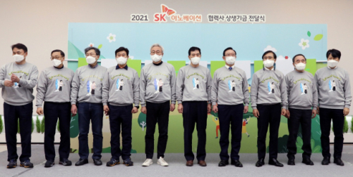 김준(왼쪽 다섯번째) SK이노베이션 사장을 비롯한 참석자들이 2일 울산에서 열린 행사에서 폐플라스틱을 재활용해 만든 티셔츠를 입고있다./사진 제공=SK