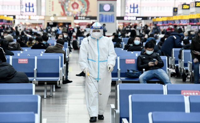 지난 1일 중국 베이징의 베이징남역에서 방역소독이 진행되고 있다. 지난달 28일부터 춘제 대이동 기간임에도 열차 이용객은 작년 이맘때에 비해 크게 줄었다. /신화연합뉴스