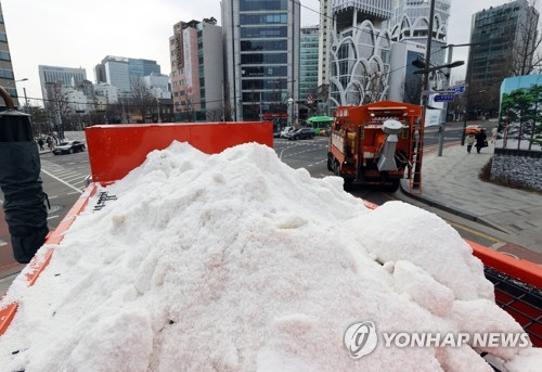 밤부터 폭설이 예보된 3일 서울 종로구 곳곳에 소금을 실은 제설용 살포 차량이 배치되고 있다./연합뉴스