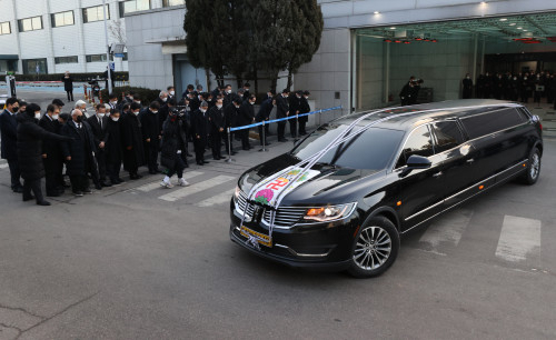 3일 오전 서울 풍납동 아산병원에서 고(故) 정상영 KCC 명예회장의 운구차량이 장례식장을 빠져나오고 있다. /연합뉴스