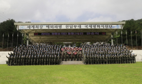 지난해 8월 인천시 계양구 육군 국제평화지원단에서 열린 동명부대 24진 환송식에서 부대원들이 임무 완수를 다짐하며 기념 촬영을 하고 있다. 동명부대는 레바논에서 유엔(UN) 평화유지 작전을 수행하는 부대이다. /연합뉴스