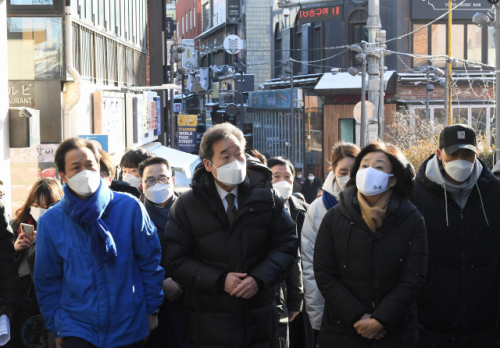 4일 서울 용산구 이태원에서 열린 더불어민주당 코로나19 피해 맞춤 지원을 위한 현장간담회에 참석한 이낙연 더불어민주당 대표와 서울시장 예비후보인 박영선, 우상호 후보가 이태원 상가를 둘러보고 있다. /연합뉴스