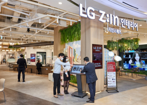 'LG Z:IN 인테리어 지인스퀘어 스타필드 고양 전시장'에서 고객들이 LG하우시스 직원의 제품 설명을 듣고 있다. /사진제공=LG하우시스
