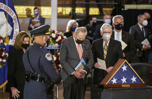 미 의회 지도부가 시크닉 경관 추모행사에 참석해 예를 갖추고 있다. /AP연합뉴스