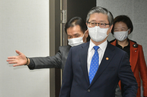 변창흠 국토교통부 장관이 4일 국회 의원회관에서 열린 대도시권 주택공급 획기적 확대 방안 당정 협의에 입장하고 있다. 2021.2.4 jeong@yna.co.kr (끝)