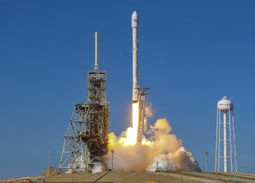 지난 2017년 10월 미국 플로리다주 케이프 커내버럴의 케네디 우주 센터에서 무궁화위성 5A호를 실은 '스페이스엑스(SpaceX)’ 팔콘9(Falcon 9) 로켓이 발사되고 있다. /AP연합뉴스