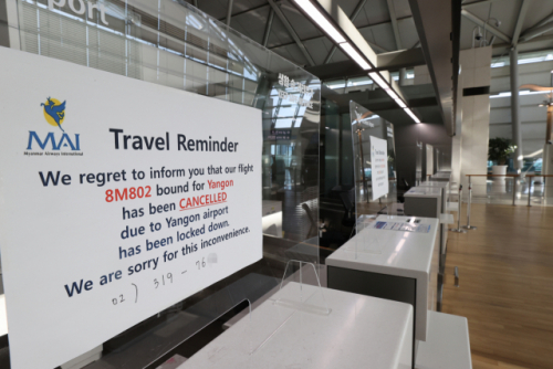 2일 오후 인천국제공항 1터미널 미얀마 국제항공 체크인 카운터에 '현지 공항 폐쇄로 인한 결항'을 알리는 안내문이 붙어있다. 1일 전격적으로 쿠데타를 일으킨 미얀마 군부는 아웅산 수치 국가고문이 이끌던 문민정부의 장·차관을 대거 교체했다./연합뉴스