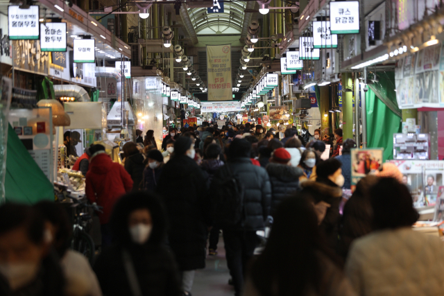 설 명절을 앞둔 3일 오후 서울 마포구 망원시장이 인파로 북적이고 있다. /연합뉴스