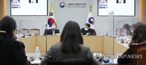 4일 오후 충북 청주시 식품의약품안전처에서 열린 아스트라제네카의 신종 코로나바이러스 감염증(코로나19) 백신 허가 관련 중앙약사심의위원회 자문회의에서 오일환 위원장(왼쪽 두번째)을 비롯한 참석자들이 회의를 준비하며 자료를 살피고 있다. /연합뉴스