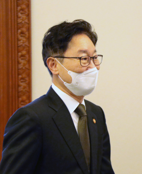 박범계 법무부 장관이 지난 2일 정부서울청사에서 열린 국무회의에 처음 참석하고 있다. /연합뉴스