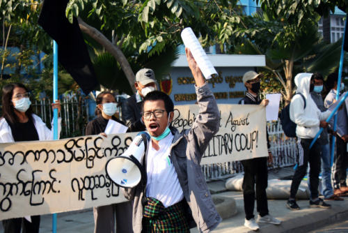 4일(현지시간) 미얀마 제2 도시 만달레이의 만달레이 의대 앞 거리에서 시민들이 지난 1일 군부가 감행한 쿠데타와 주요 정부 인사 구금에 대해 항의 시위를 벌이고 있다. 이 시위는 쿠데타 발생 이후 처음 벌어진 거리 시위다. /연합뉴스