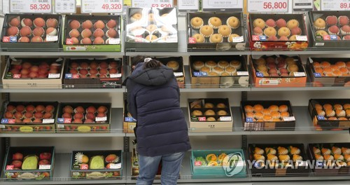 '배 1개 6,166원 ·대파 7,500원…설 앞두고 장보기 겁나'