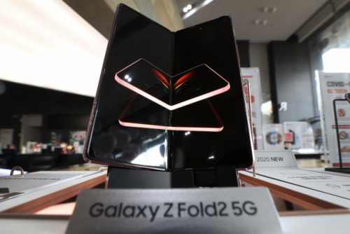 이동통신3사가 삼성전자 갤럭시Z폴드2·갤럭시Z플립 5G에 최대 24만원 수준의 공시지원금을 책정하고 11일 부터 사전 예약에 들어간다./ 연합뉴스