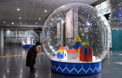 공간디자이너 포스트스탠다드와 그래픽디자인 스튜디오 워크룸의 협업작품인 대형 스노우볼이 '함께 겨울'이라는 제목으로 서울시청 로비의 연말연시 분위기를 돋우고 있다. /이호재기자