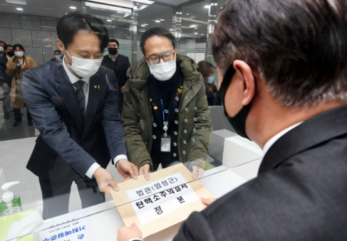 국회 법제사법위원회 더불어민주당 박주민(오른쪽) 의원과 이탄희 의원이 4일 오후 서울 종로구 재동 헌법재판소 별관에서 임성근 판사 탄핵소추 의결서 정본을 제출하고 있다./ 연합뉴스