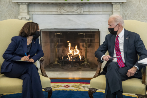 조 바이든(오른쪽) 미국 대통령과 카멀라 해리스 부통령이 지난달 29일(현지시간) 워싱턴DC 백악관의 대통령 집무실 오벌 오피스에서 대화를 나누고 있다./EPA연합뉴스