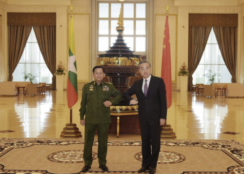 지난달 12일 중국 왕이 외교 부장(오른쪽)과 흘라잉 미얀마군 최고사령관이 면담했다./AP연합뉴스