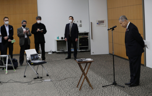 모리 요시로(오른쪽) 도쿄올림픽·패럴림픽 조직위원장이 4일 도쿄에서 여성 차별 발언에 대해 사과하는 기자회견을 마친 후 고개를 숙이고 있다./AP연합뉴스