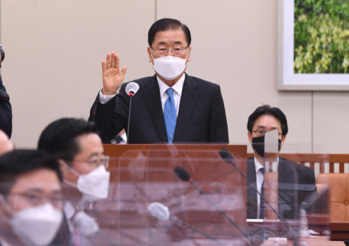 정의용 외교부 장관 후보자가 5일 국회 외교통일위원회에서 열린 인사 청문회에서 선서하고 있다. /권욱 기자