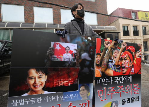 지난 5일 오후 서울 용산구 주한 미얀마대사관 앞에서 한 시민이 '미얀마 국민에게 민주주의를 돌려달라' 등이 적힌 피켓을 들고 1인 시위를 하고 있다. /연합뉴스