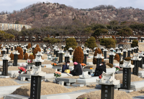 지난달 31일 오후 인천시 부평구 부평동 인천가족공원 찾은 가족들이 성묘하고 있다. 인천시와 인천시설공단은 신종 코로나바이러스 감염증(코로나19) 확산 방지를 위해 설 연휴기간 화장장을 제외한 인천가족공원의 전 시설을 임시 폐쇄하기로 했다./연합뉴스