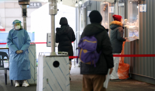 2월의 첫 휴일인 6일 오전 서울역 광장에 마련된 코로나19 임시 선별검사소를 찾은 시민들이 검사를 위해 대기하고 있다. /연합뉴스