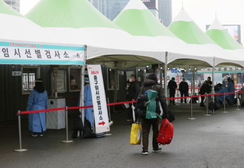 서울역광장에 설치된 임시선별진료소에 코로나19 검사를 받으려 줄지어 있다. /연합뉴스
