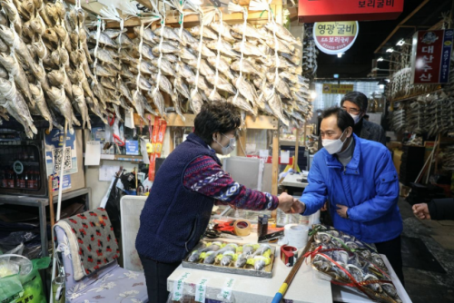 우상호 더불어민주당 서울시장 예비후보가 6일 서울 가락시장을 방문해 상인들과 주먹인사를 나누고 있다. /사진=우상호캠프