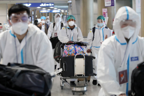 영국발 코로나19 변이 바이러스 확산 우려가 커지는 가운데 인천국제공항에서 방역복을 입은 해외 입국자들이 임시 격리시설로 향하고 있다. /연합뉴스