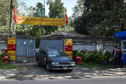 미얀마 군부의 쿠데타로 구금된 것으로 알려진 아웅산 수치 국가고문의 양곤 자택에서 지난 2일 승용차 1대가 빠져나오고 있다. /AFP=연합뉴스