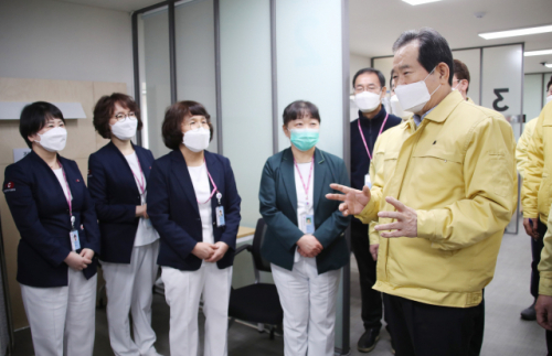 정세균 국무총리가 6일 서울 중구 국립중앙의료원 코로나19 백신 중앙예방접종센터를 방문해 의료진과 대화하고 있다. /연합뉴스