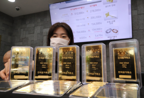 한국금거래소 직원이 지난해 8월 5일 골드바를 진열하고 있다. 이날 국제 금값은 사상 처음으로 온스당 2,000달러(종가 기준)를 돌파했다./연합뉴스