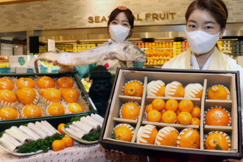 신세계백화점 모델들이 설 선물세트를 소개하고 있다./사진 제공=신세계백화점