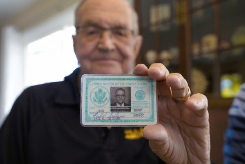 남극에서 분실했던 지갑을 53년만에 되찾은 폴 그리셤이 당시 자신의 해군 신분증을 들어보이고 있다. /AP연합뉴스