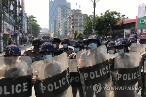 6일(현지시간) 군부 쿠데타 항의 시위가 벌어진 미얀마 최대 도시 양곤 시내에 폭동 진압 방패를 든 경찰이 배치돼 있다. 이날 양곤에서 쿠데타 이후 최대 규모의 시위가 벌어지는 등 미얀마 시민들의 불복종 저항 운동이 거세지고 있다. /AFP=연합뉴스