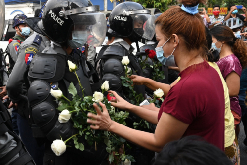 군부 쿠데타가 발생한 미얀마의 양곤에서 6일(현지시간) 시위대가 진압경찰에게 장미꽃 다발을 건네고 있다. 시민들은 과거 민주화운동 당시 유혈진압을 자행했던 군부에 또다시 빌미를 주지 말자며 충돌하기보다는 장미꽃을 들고 평화적인 저항운동에 나서고 있다고 현지 외신은 전했다. /AFP연합뉴스