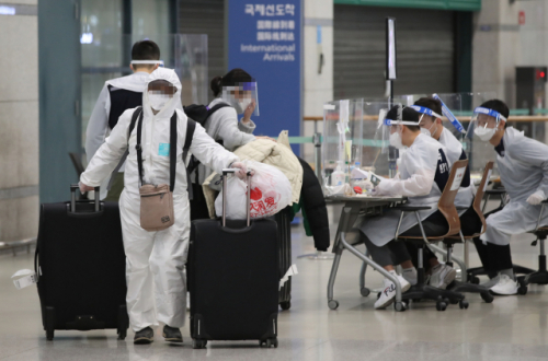 영국발 신종 코로나바이러스 감염증(코로나19) 변이 바이러스로 4차 유행에 대한 우려가 커지는 가운데 5일 영종도 인천국제공항에서 방역복을 입은 해외 입국자들이 입국장을 나서고 있다. /연합뉴스