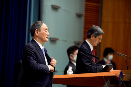스가 요시히데(왼쪽) 일본 총리가 지난 2일 도쿄의 총리관저에서 코로나19 관련 회견에서 발언을 준비하고 있다. /로이터연합뉴스