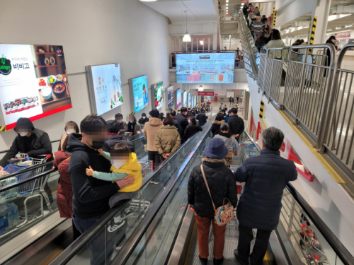 설 연휴를 앞두고 7일 오전 경기도 한 외국계 대형할인점이 시민들로 북적이고 있다. /연합뉴스