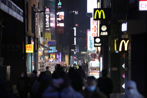 지난 6일 정부가 음식점 등 매장 내 영업 제한 시간을 비수도권은 오후 10시까지로 1시간 완화했지만, 수도권은 그대로 유지하기로 하자 지역별로 희비가 교차했다./연합뉴스