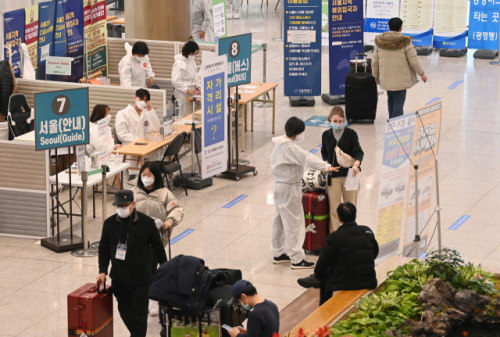 인천국제공항 1터미널에서 해외 입국자들이 이동하고 있다. 위 사진은 해당기사와 직접 관련이 없습니다. /서울경제DB