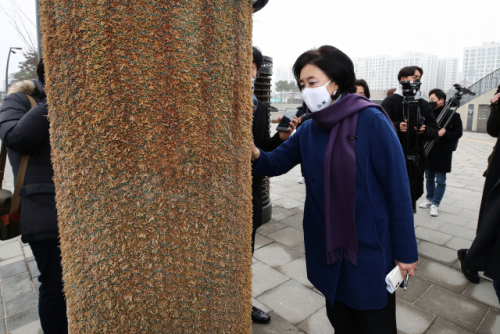 더불어민주당 박영선 서울시장 예비후보가 지난 7일 서울 강서구 마곡나루역 광장에서 '스마트 이끼타워'를 살펴보고 있다. /연합뉴스