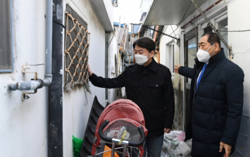 4·7 서울시장 보궐선거 출마 선언을 한 안철수 국민의당 대표가 노후 주택 문제 해결 등을 위해 지난달 31일 재개발이 지체된 서울 성북구 장위15구역을 둘러보고 있다. /국회사진기자단