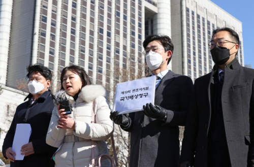 '문제 유출' 변시, 국가배상 소송전 번져